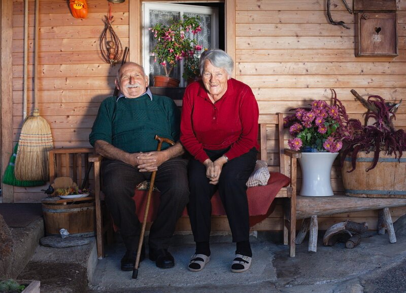 SRF bi de Lüt – Unser Dorf, Folge 1. Hans von Gunten, 85 alias Gumihans und Rosi von Gunten, 83 – Bild: SRF1