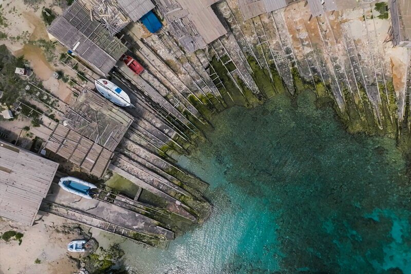 Balearen – Die vier schönen Schwestern Formentera. Der alte Fischerhafen von Es Caló. – Bild: SRF2