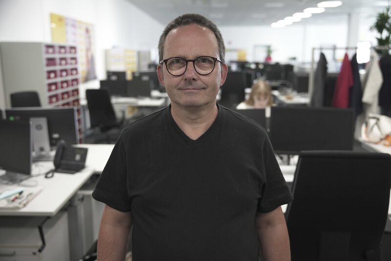 Michael Kretschmer am Arbeitsplatz – Großraumbüro im DHL HUB Leipzig – Bild: ZDF und MDR/Olaf Kreiß. Michael Kretschmer am Arbeitsplatz – Großraumbüro im DHL HUB Leipzig – Bild: ZDF und MDR/Olaf Kreiß.