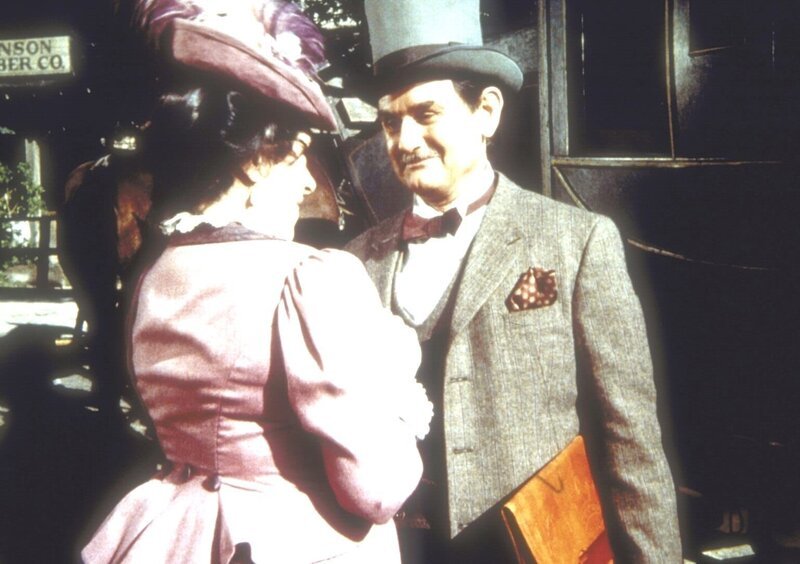 Mr. Montagne (Robert Casper, r.) erkundigt sich bei Harriet Oleson (Katherine MacGregor, l.), ob für seine Unterkunft gesorgt worden sei. – Bild: Sat.1 Gold