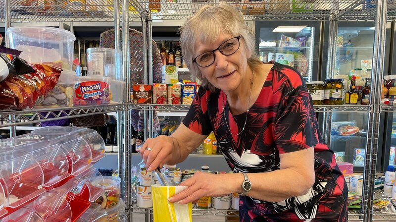 Im Dorfladen der 72-Jährigen werden Kindheitserinnerungen wach. Die „bunte Tüte“ gehört dazu. – Bild: NDR/​Milena Schwoge/​video:arthouse GbR