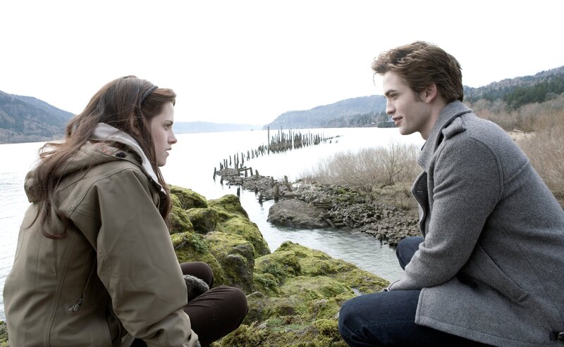 Bella (Kristen Stewart) und Edward (Robert Pattinson) verbringen viel Zeit miteinander – Bild: RTL II