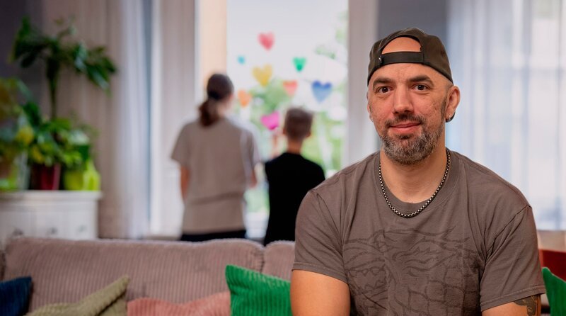 Jörn ist nach dem Tod seiner Frau auf der Suche nach einer neuen Partnerschaft. Das Onlinedating hat ihn ausgebrannt. Doch wie soll er jemanden kennenlernen - als Alleinerziehender mit zwei Kindern? – Bild: SWR/​AV Medien