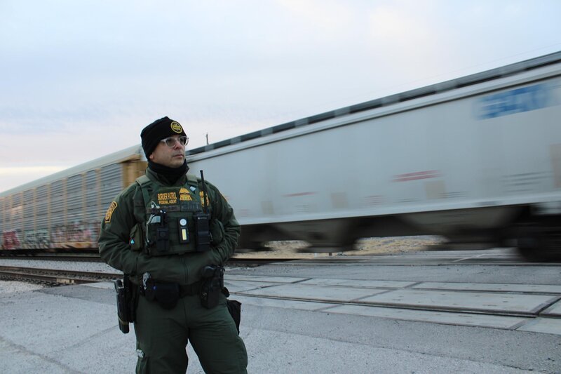 Grenzschutzbeamter Marrero-Rubio steht vor einem Zug, der parallel zur Grenze zwischen Mexiko und den USA in El Paso, Texas, entlang der Bahngleise fährt. (National Geographic für Disney) – Bild: NGC NETWORK US, LLC