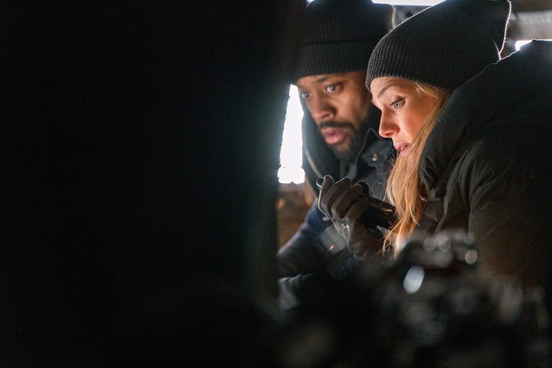 Kevin Atwater (LaRoyce Hawkins) und Hailey Upton (Tracy Spiridakos). – Bild: RTL /​ NBCUniversal Media /​ Matt Dinerstein /​ Episodic /​ NBC /​ Fehler im System