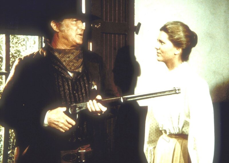 Die Lehrerin Etta Plum (Leslie Landon, r.) will den Sheriff (Don Collier, l.) davon abhalten, den Affen zu erschießen. – Bild: Sat.1 Gold