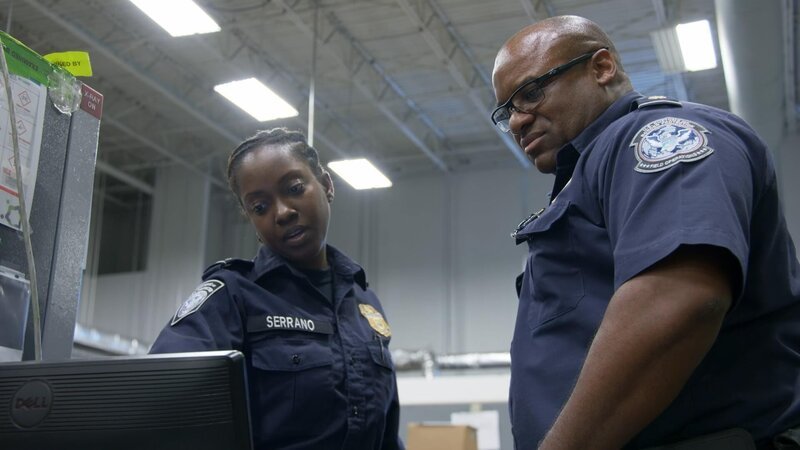 CBP-Beamte in der internationalen Poststelle von Miami durchleuchten ein verdächtiges Paket mit Röntgenstrahlen. – Bild: NGC Network US, LLC