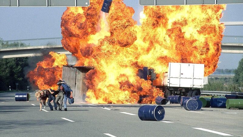 Ein LKW explodiert auf der Autobahn. – Bild: RTL /​ Gordon Muehle