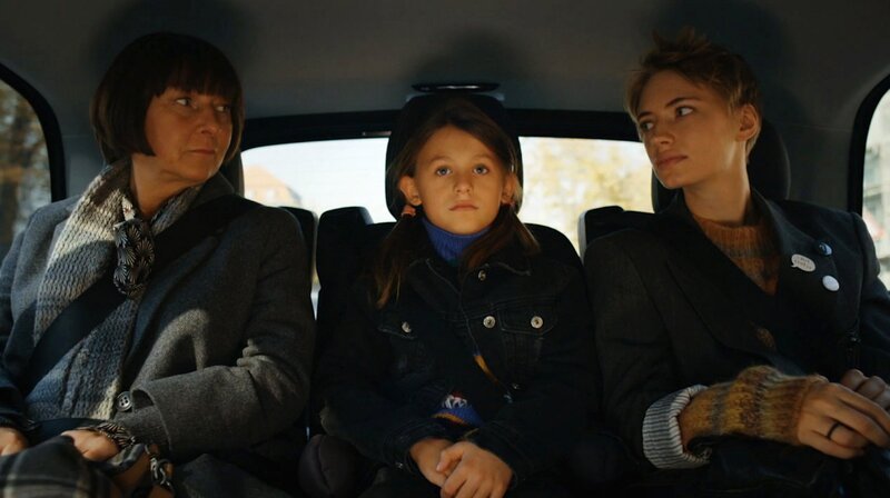 Susanne (Steffi Kühnert, li.) lernt Saphir (Theodora Tetzlaff) und ihre Mutter Kim (Zoë Valks) kennen. – Bild: ARD Degeto/Repro Susanne (Steffi Kühnert, li.) lernt Saphir (Theodora Tetzlaff) und ihre Mutter Kim (Zoë Valks) kennen. – Bild: ARD Degeto/Repro