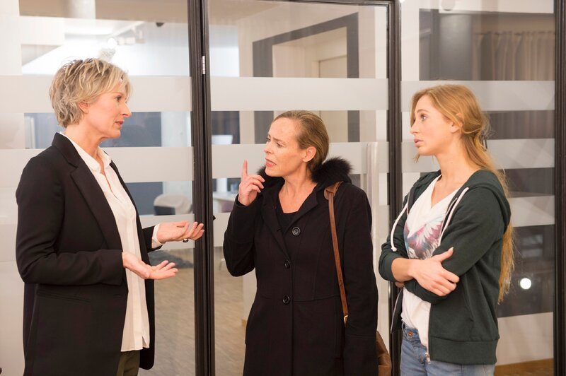 Mila (Alica Büchel, r.) ist geschockt, als sie bei einer Unterhaltung mit Liz (Olivia Augustinski, l.) erfährt, dass Lea einen Herzinfarkt hatte. – Bild: RTL /​ Christoph Assmann