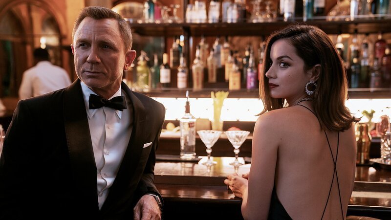 Gönnt sich einen Martini: James Bond (Daniel Craig), Paloma (Ana de Armas) – Bild: SRF/​Danjaq, LLC/​MGM
