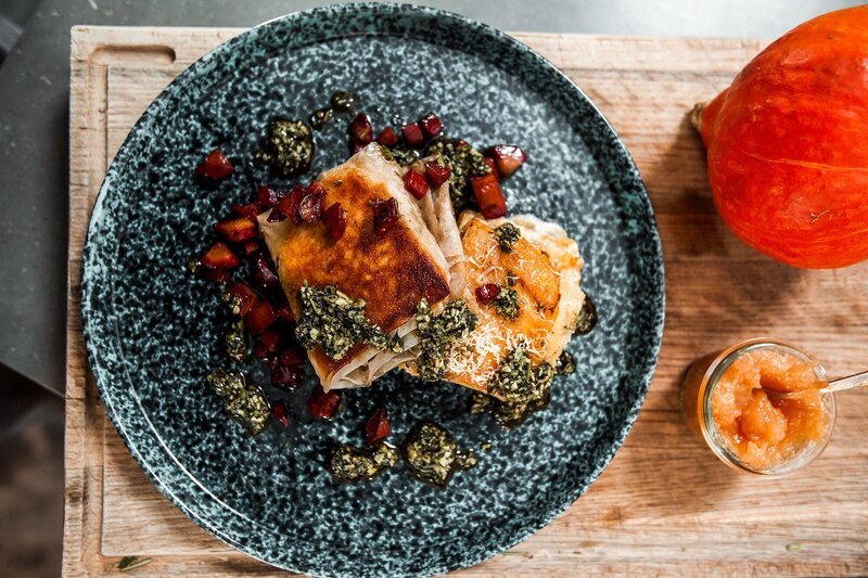 Als vegetarische Idee kocht Vroni ein Kürbis-Kartoffel-Gratin mit Schafskäse, glasierten lila Karotten zusammen mit einem Kürbiskern-Karottengrün-Pesto. – Bild: Sebastian Fery /​ BR