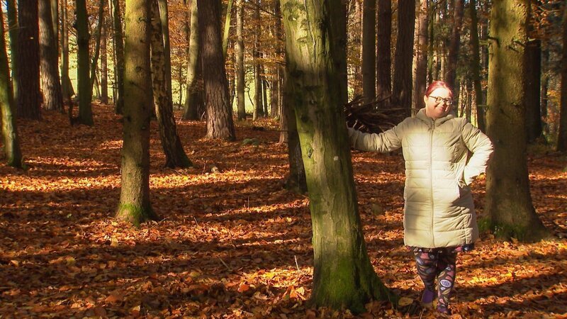 Ruth Oberhuber ist Künstlerin und arbeitet in einem Buchgeschäft der Diakonie. Als Dichterin hat sie schon einige Preise gewonnen. Mit wachem Blick auf die Welt versucht sie, tiefere Dimensionen - auch religiöse - ins Wort zu bringen. In "kreuz & quer nah dran" erzählt sie, wo sie Inspiration findet, was sie von der Zukunft erwartet und inwiefern sie die Diagnose Down Syndrom begleitet. Im Bild: Ruth Oberhuber findet in der Natur Kraft. – Bild: ORF
