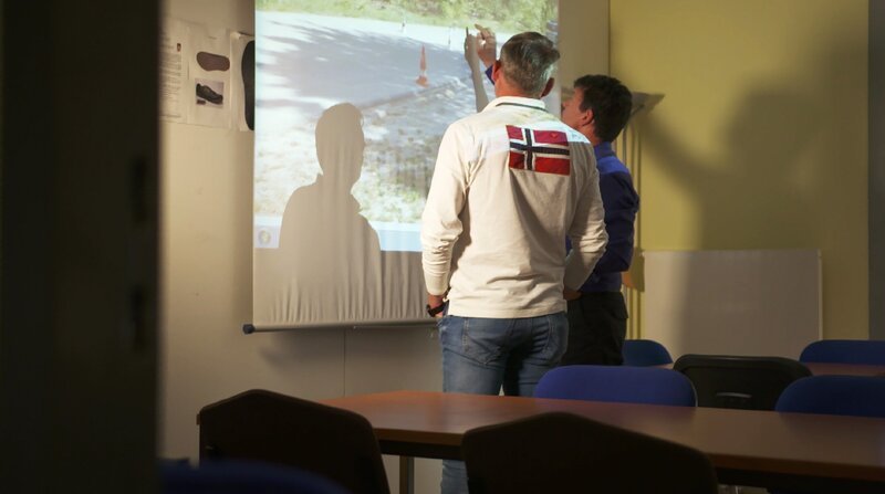 Kriminaltechniker bei ihren Ermittlungen – Bild: TVNOW