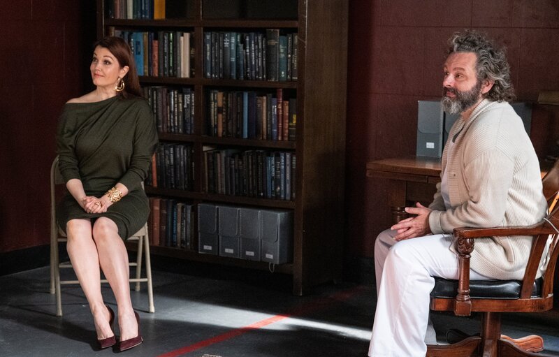 Jessica Whitly (Bellamy Young, l.); Dr. Martin Whitly (Michael Sheen, r.) – Bild: Warner Bros. Entertainment Inc.