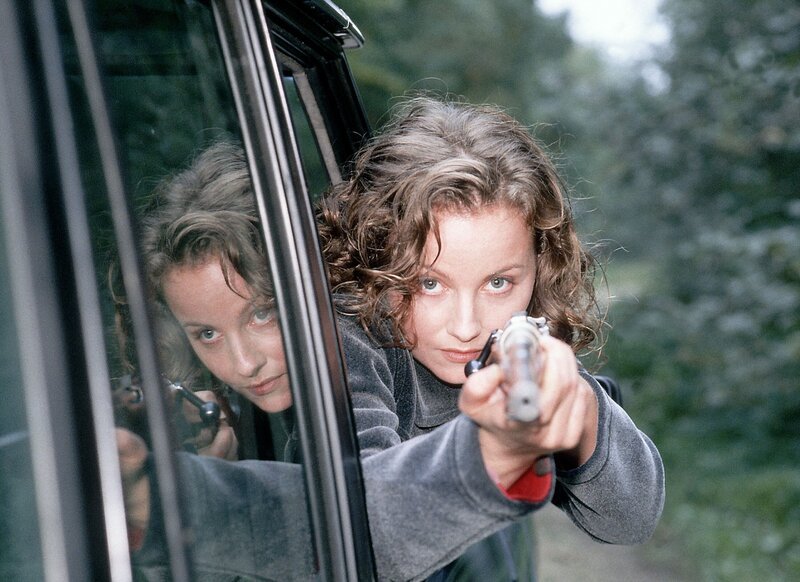 Andrea (Carina Wiese) zielt … – Bild: RTL