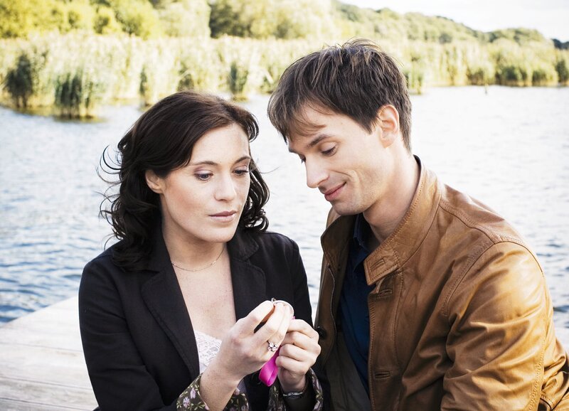 Wege zum Glück Kapitel 502: Luisa und Simon machen den Glücksbringer dafür verantwortlich, dass sie sich gefunden haben: Susanne Berckhemer als Luisa, David Kramer als Simon. – Bild: SRF/​ZDF