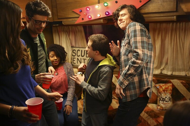 Brick (Atticus Shaffer, 2.v.r.) überredet Axl (Charlie McDermott, r.), ihn auf dem College besuchen zu dürfen – um richtig Party zu machen … – Bild: Warner Bros.