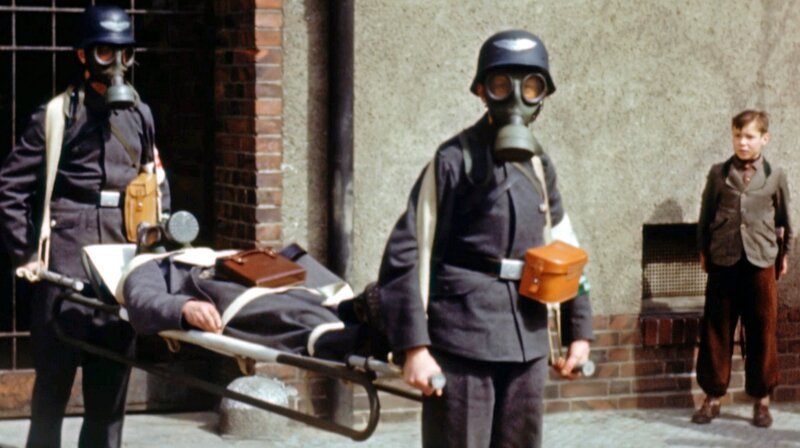Übung: Versorgung von Verletzten, 1943 – Deutschland, Berlin – Bild: MDR/​DOKfilm /​Agentur Karl Höffkes
