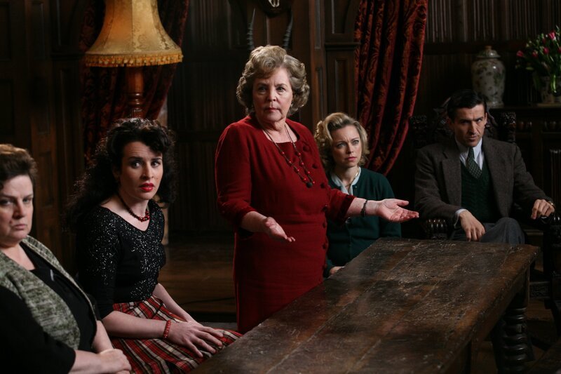 v.li.: Bella (Jenny Galloway), Sybil Stamfordis (Susan Lynch), Thyrza Grey (Pauline Collins), Lydia Harsnet (Sarah Alexander), Mark Easterbrook (Jonathan Cake). – Bild: ITV plc (ITV Global Entertainment Ltd)
