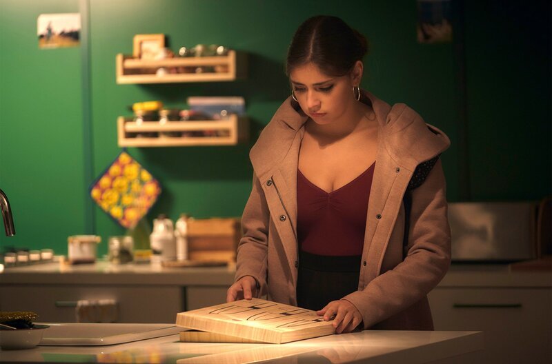 Was hat sie vor? Natalia (Carmen Arrufat) besorgt sich ein Messer. – Bild: ARD Degeto/​Beta Film/​Moviestar/​filmax/​Arca Audiovisual