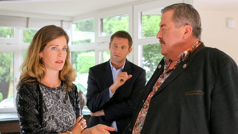 Hat Frau Sachringer (Ursula Buschhorn, l.) ihren Ehemann ermordet, nachdem dieser von ihrer Affäre erfahren hat? Für die Kommissare (Igor Jeftic, M., Joseph Hannesschläger, r.) ein nachvollziehbares Motiv. – Bild: ZDF und Christian A Rieger