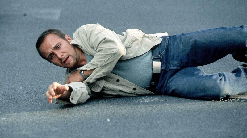 Semir (Erdogan Atalay) und sein Kollege sind der Wahrheit schon gefährlich nahe gekommen und schweben mittlerweile in Lebensgefahr … – Bild: RTL /​ Gordon Mühle