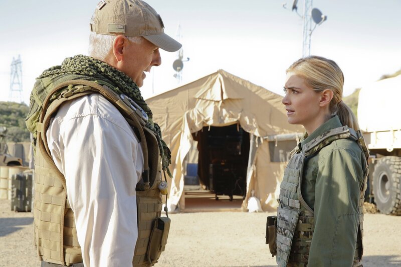 Gibbs (Mark Harmon, left) and Bishop (Emily Wickersham, right) travel to Afghanistan after the murder of a Marine in D.C. is linked to a terror group holding another Marine hostage overseas. – Bild: CBS Television /​ Greg Gayne