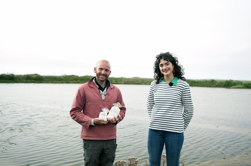 Lucie besucht den Salzbauern Benoit. – Bild: Mitja von Eisenhart