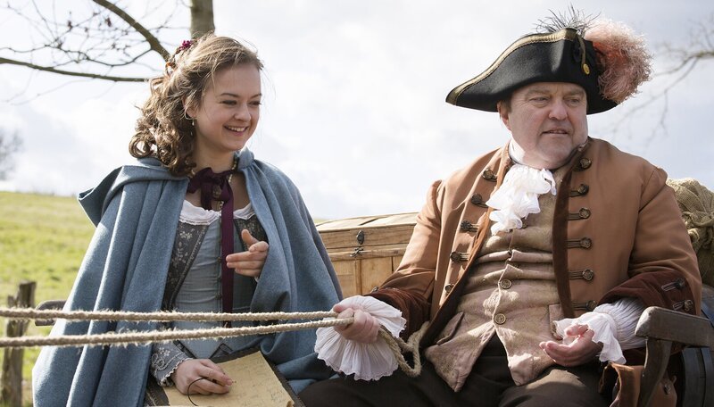 Auf seiner Reise begegnet Hans immer wieder der Kaufmannstochter Elisabeth (Michelle Barthel) und ihrem Vater (Gustav Peter Wöhler). – Bild: NDR/​Georges Pauly