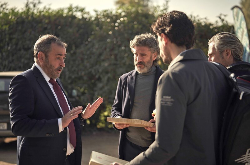 Arturo (Jorge Bosch, li.) versucht Néstor (Leonardo Sbaraglia, 2. v. li.) und Diego (Ernesto Alterio, re.) von einem Investment zu überzeugen. – Bild: ARD Degeto/​Beta Film/​Moviestar/​filmax/​Arca Audiovisual