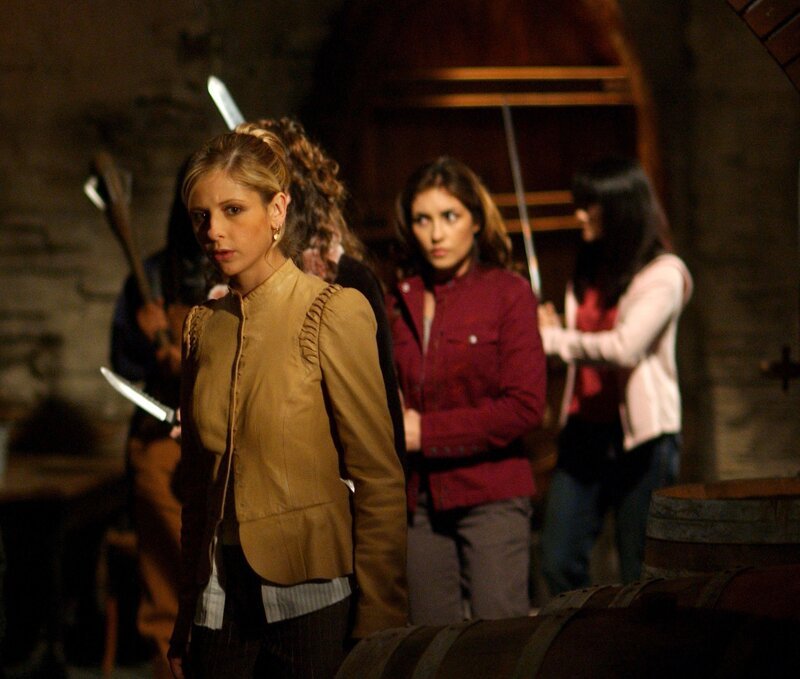 Buffy (Sarah Michelle Gellar, l.), Rona (Indigo)    +++ – Bild: RTL /​ © 2002⁠–⁠2003 Twentieth Century Fox Film Corporation