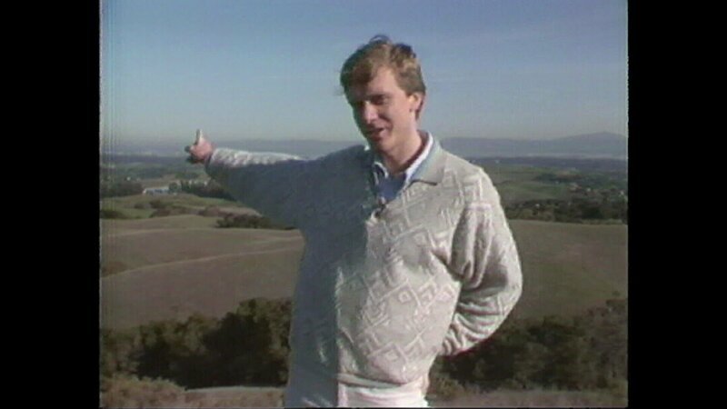 Andreas von Bechtolsheim auf seinem Grundstück in Kalifornien – San Francisco liegt im Hintergrund. – Bild: SWR