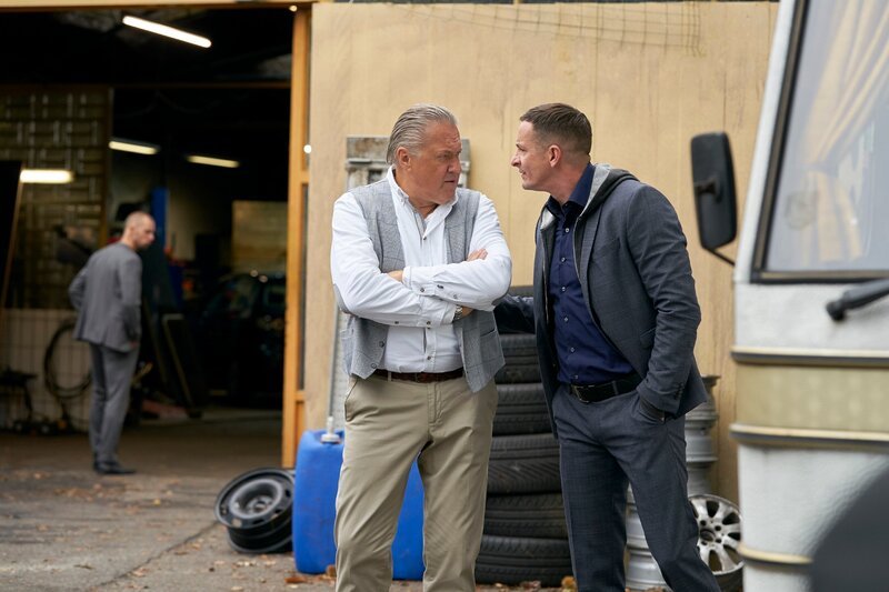 Pauls Vater Klaus Renner (Michael Brandner, Mi.) hat Besuch von Kronbachs Männern. Lenny Theiss (Chris Köberlein, r.) und Zobel (Carl Stück) geben vor bei Renner ein Wohnmobil kaufen zu wollen … – Bild: TVNOW /​ Guido Engels