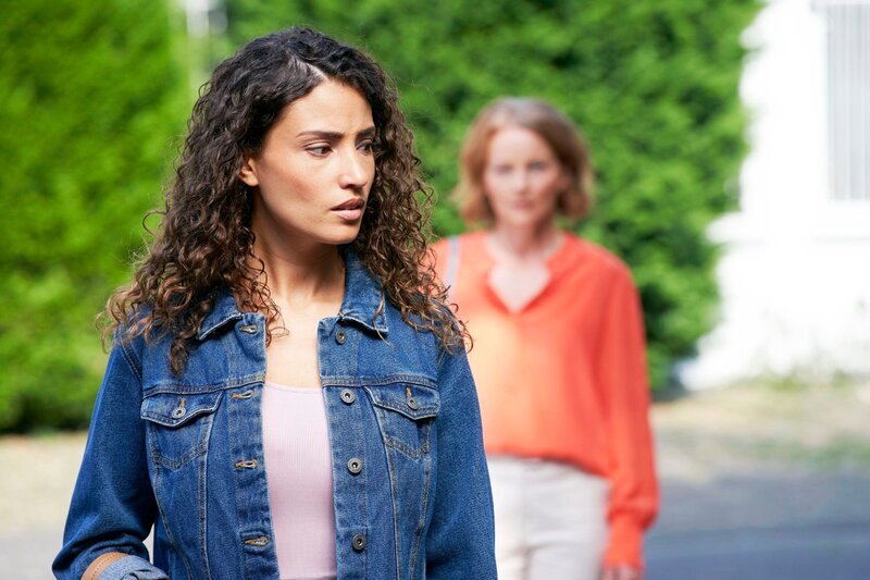 Andrea (Carina Wiese) will die Medizinisch-technische Assistentin, Adelina (Nadine Menz), die gerade die Schönheitsklinik verlässt, zur Rede stellen. Wieso steht Adelinas Name auf der mysteriösen Liste? – Bild: RTL /​ Guido Engels