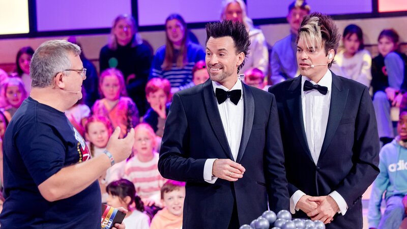 Die Ehrlich Brothers, Andreas (M.) und Chris (r.), versetzen das Publikum und Elton (l.) mit ihren Zauberkünsten in Erstaunen. – Bild: ZDF und Ruppografie – Nadine Rupp