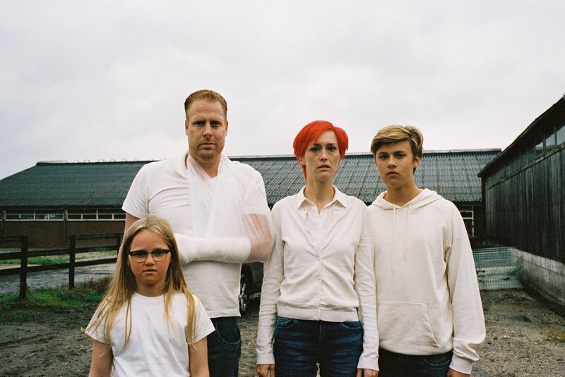 Floor (Bobbie Mulder, li.), Jan (Ferdi Stofmeel, 2.v.li.), Irma (Elisa Beuger, 2.v.re.) und Kees (Ole Kroes, re.) kurz vor ihrem Familienfotoshooting. – Bild: NDR/​NL Film/​Maurice Trouwborst