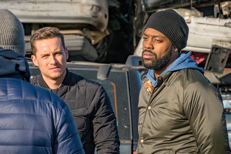 Jay Halstead (Jesse Lee Soffer, l.) und Kevin Atwater (LaRoyce Hawkins, r.) – Bild: RTL /​ NBCUniversal Media /​ Matt Dinerstein /​ Episodic /​ Matt Dinerstein/​NBC /​ Im freien Fall