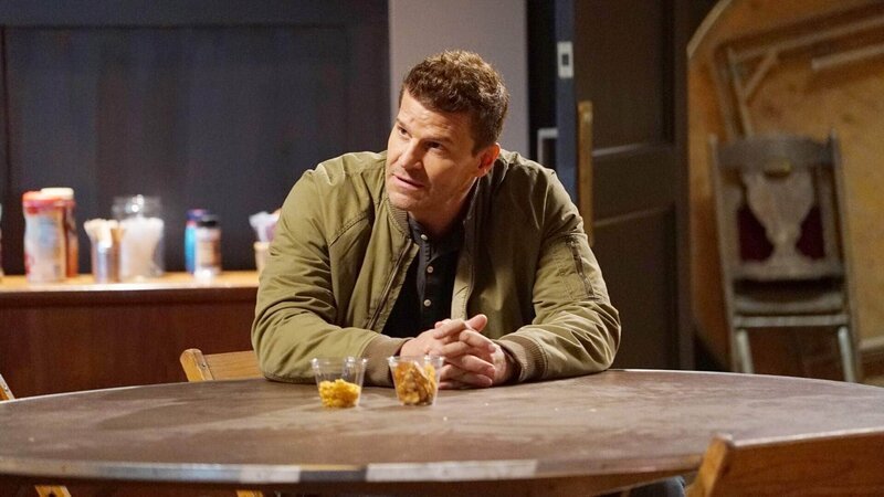 Für Booth (David Boreanaz) werden die Ermittlungen zu einer nervenaufreibenden Reise in die Vergangenheit. Das Opfer ist ein ehemaliges Mitglied seiner Einheit und stand ihm sehr nahe. – Bild: MG RTL D /​ FOX