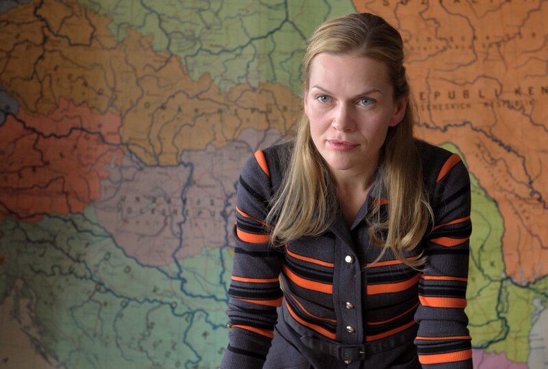 Vera (Anna Loos) spricht mit ihren Schülern über den „antifaschistischen Schutzwall“. – Bild: MDR