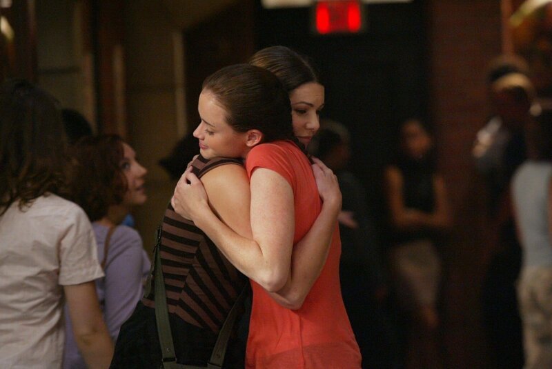 Als der erste Studientag immer näher rückt, müssen sich Lorelai (Lauren Graham, l.) und Rory (Alexis Bledel, r.) eingestehen, dass Rory langsam erwachsen wird … – Bild: 2003 Warner Bros. Lizenzbild frei