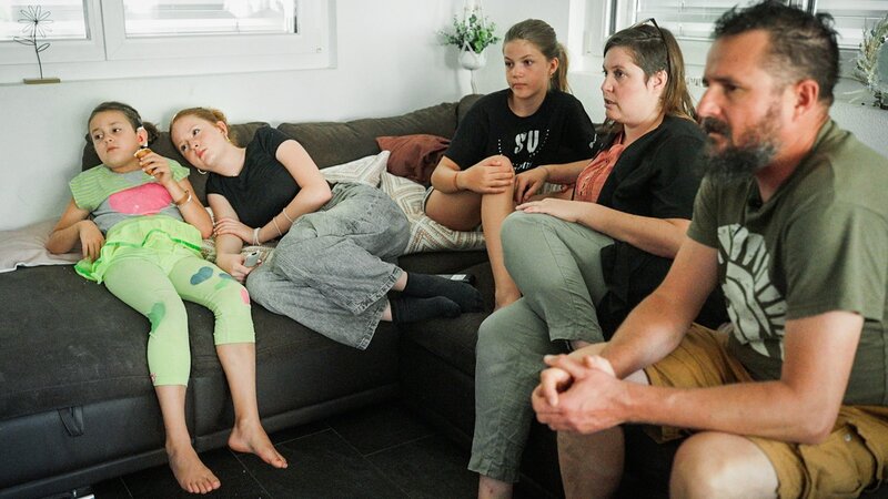 Die Familie Burgener schaut sich immer wieder einmal den  Film „Hören und Dazugehören“ an, der Claras CI Implantation zeigt. – Bild: SRF