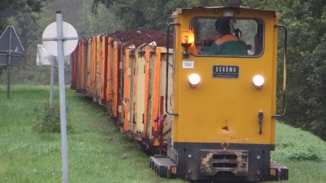 Auf ebener Strecke schafft eine Lok 40 vollbeladene Wagen zu ziehen; rund zwei Stunden ist sie auf ihrem Weg ins Moor und wieder zurück zum Werk. – Bild: ARD
