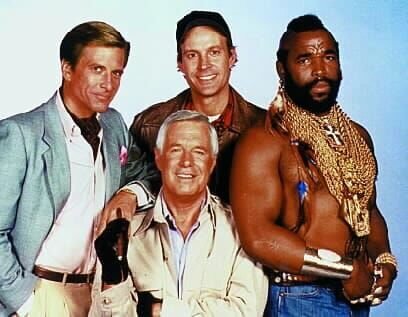 L-R: Dirk Benedict als Templeton ‚Faceman‘ Peck, Dwight Schultz als ‚Howling Mad‘ Murdock, Mr. T als B.A. Baracus Mitte vorne: George Peppard als John ‚Hannibal‘ Smith – Bild: ORF (FS1/​FS2)