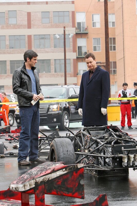Ein Sponsorenrennen in Manhattan endet mit einem verheerenden Unfall. Die Detectives Don Flack (Eddie Cahill, l.) und Mac Taylor (Gary Sinise) finden heraus, dass die Benzinleitung des Wagens manipuliert wurde. – Bild: RTL Crime