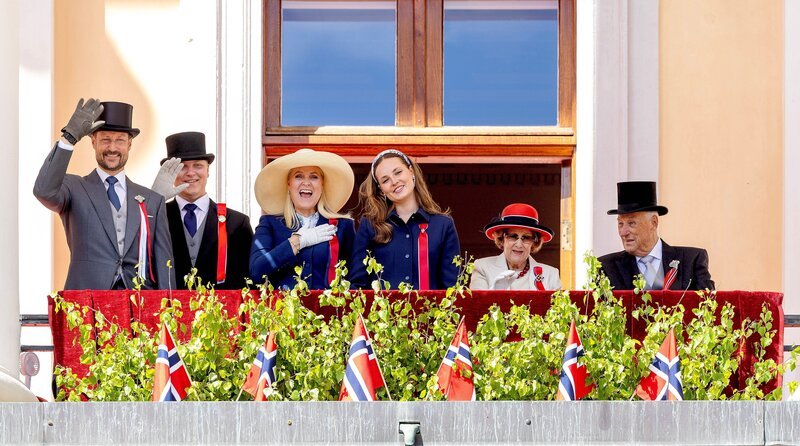 Prinz Sverre Magnus, Prinzessin Ingrid Alexandra, Kronprinzessin Mette-Marit, Kronprinz Haakon, Königin Sonja und König Harald auf dem Balkon des Königlichen Schlosses in Oslo während des norwegischen Nationalfeiertags. – Bild: phoenix/​WDR/​imago/​PPE