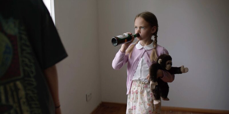 Zoe (Helena Yousefi) gibt der kleinen Ella (Alma Löhr) Bier zu trinken. – Bild: ZDF und Antonio Paladino