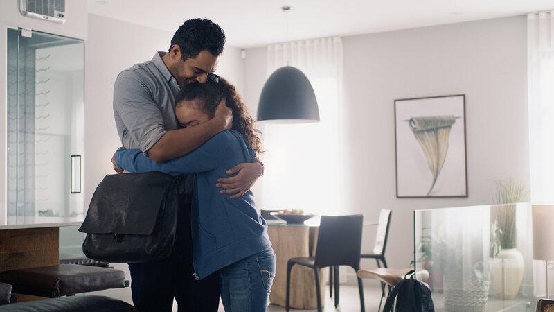 Die Geschwister sind füreinander da: (l-r) Hamza Haq als Bashir Hamed, Sirena Gulamgaus als Amira. – Bild: SRF/​2019 Sphere Media 2020 inc.