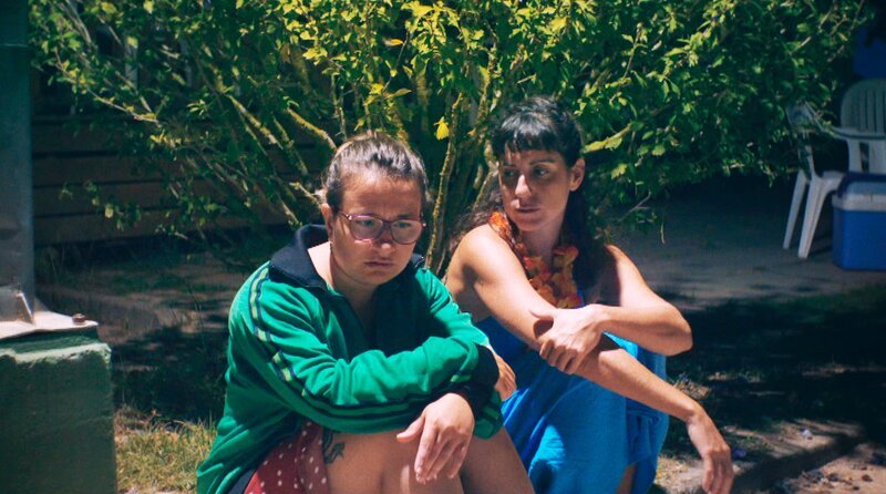 Die Betreuerin (Glòria March, re.) erklärt Maria (Andrea Álvarez, li.), warum sie verhüten soll. – Bild: MDR/​Julián Elizalde