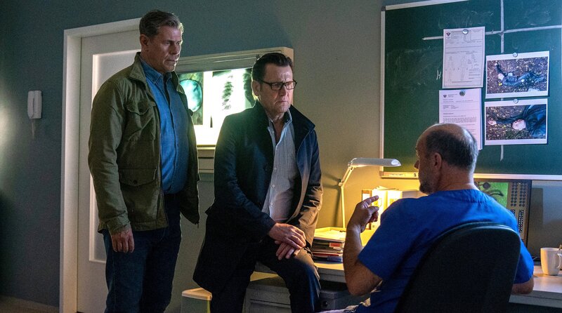 Strahl (Christoph Tomanek, r.) hat überraschende Erkenntnisse. Finn (Sven Martinek, l.) und Lars (Ingo Naujoks, 2.v.l.) sind gezwungen in den eigenen Reihen zu ermitteln. – Bild: ARD/​Marion von der Mehden